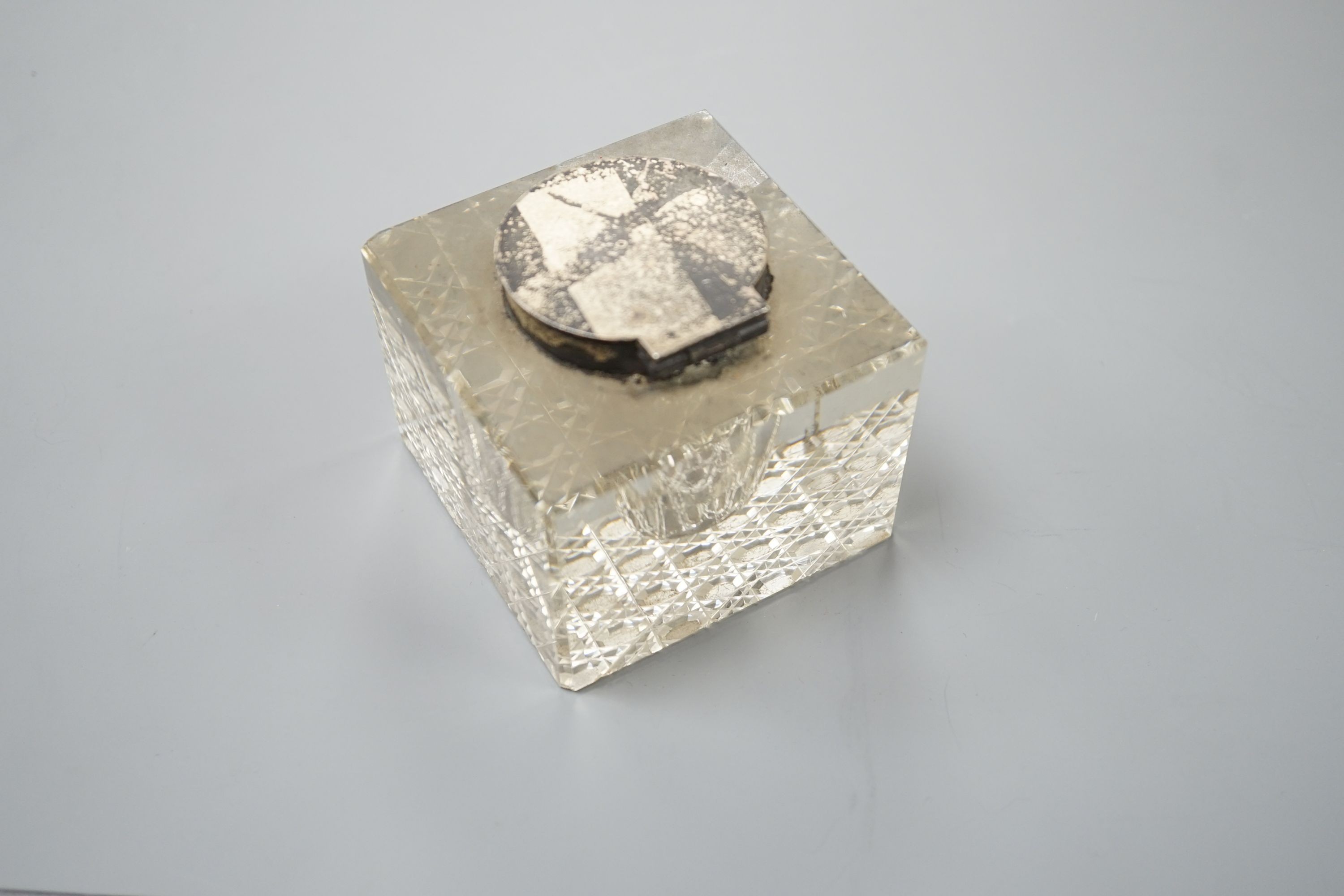 An Edwardian silver topped square glass inkwell, John Grinsell & Sons, Birmingham, 1906, width, 74mm.